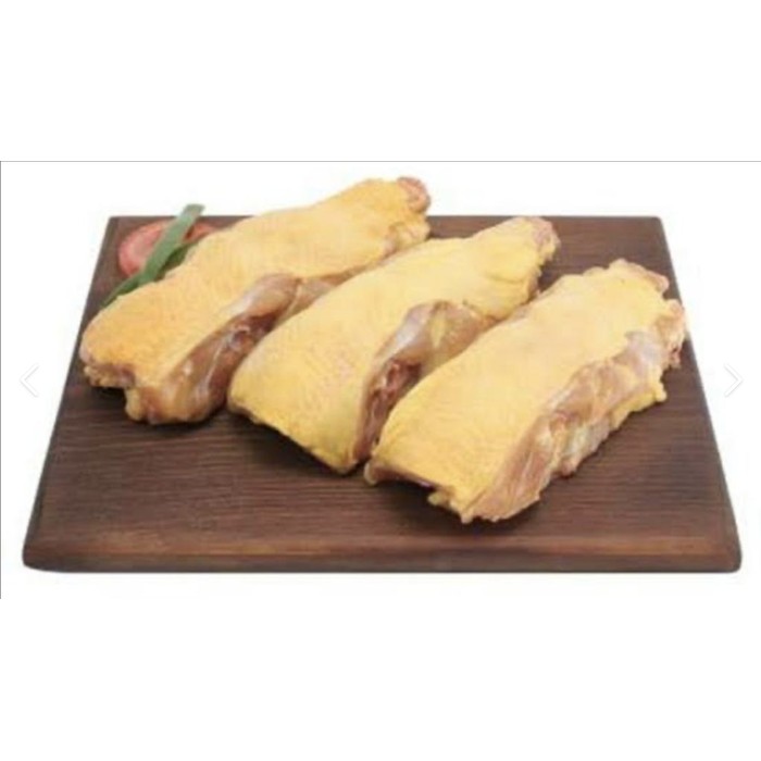 Retazo de pollo sobre tabla de madera